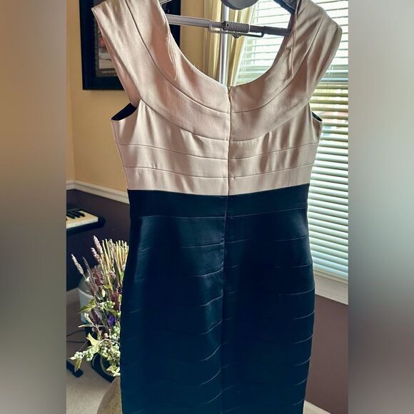🦋. EUC MAGGY LONDON Women’s sheath midi banded black/ champagne gold, size 8 - Picture 12 of 13